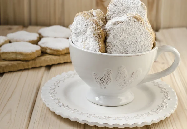 Spanish cookies for fat in a cup with a bouquet of roses — Stock Photo, Image