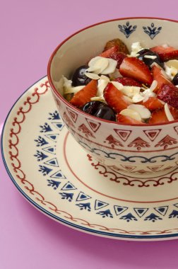 Kahvaltı süzme peynir yoğurt meyve ve fındık ile