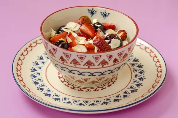 Desayuno con queso cottage con yogur, frutas y nueces — Foto de Stock