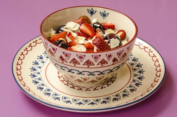 Desayuno con queso cottage con yogur, frutas y nueces — Foto de Stock