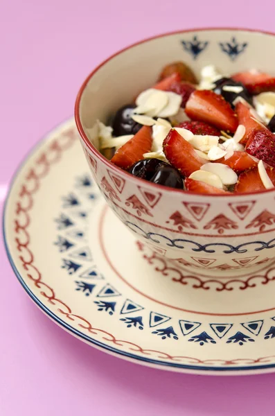 Desayuno con queso cottage con yogur, frutas y nueces — Foto de Stock