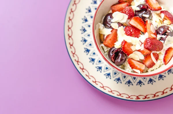 Frühstückshüttenkäse mit Joghurtfrüchten und Nüssen — Stockfoto