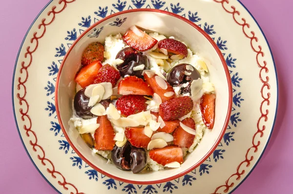 Desayuno con queso cottage con yogur, frutas y nueces — Foto de Stock