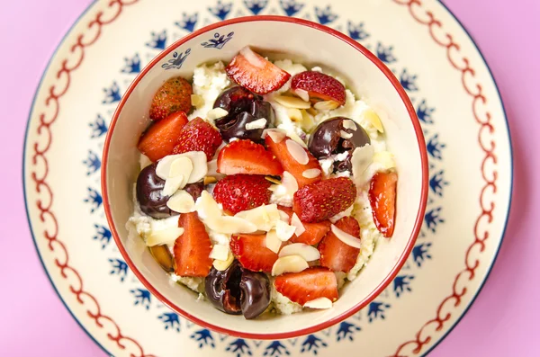 Desayuno con queso cottage con yogur, frutas y nueces — Foto de Stock