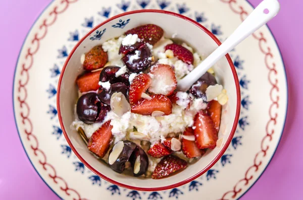 Завтрак творог с йогуртом фрукты и орехи — стоковое фото