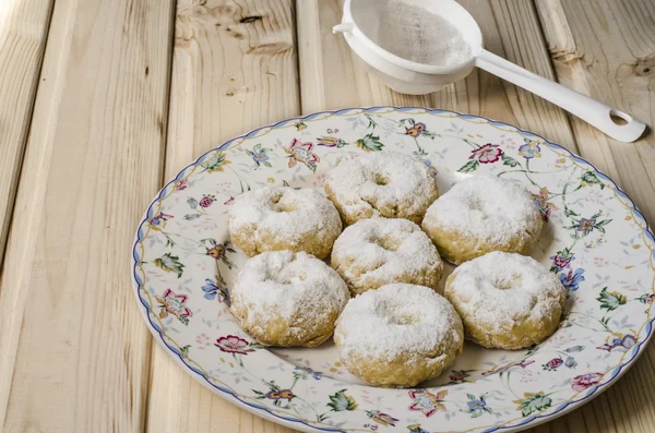 Spanish wine rings cookies in powdered sugar — Stock Photo, Image