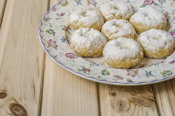 Spanish wine rings cookies in powdered sugar — Stock Photo, Image