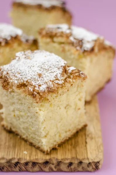 Bolo de esponja espanhol com açúcar gelado — Fotografia de Stock