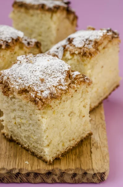 Bolo de esponja espanhol com açúcar gelado — Fotografia de Stock