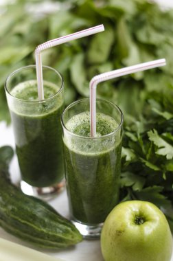 Ispanak, maydanoz, kereviz, salatalık ve elma ile yeşil smoothie