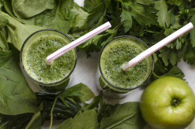Ispanak, maydanoz, kereviz, salatalık ve elma ile yeşil smoothie