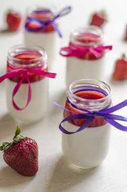Panna cotta kavanozlara çilek coulis ile