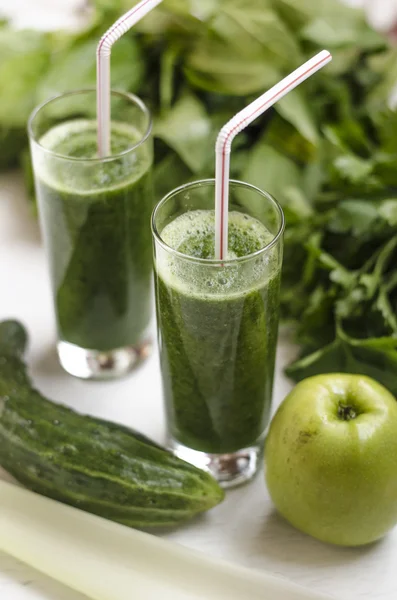 Zelený koktejl s špenát, petržel, celer, okurka a jablka — Stock fotografie