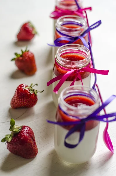 Panna cotta avec coulis de fraise dans des pots — Photo