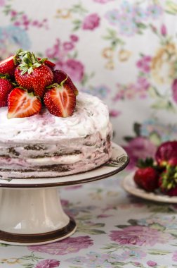 Kremalı ve çilekli kek.