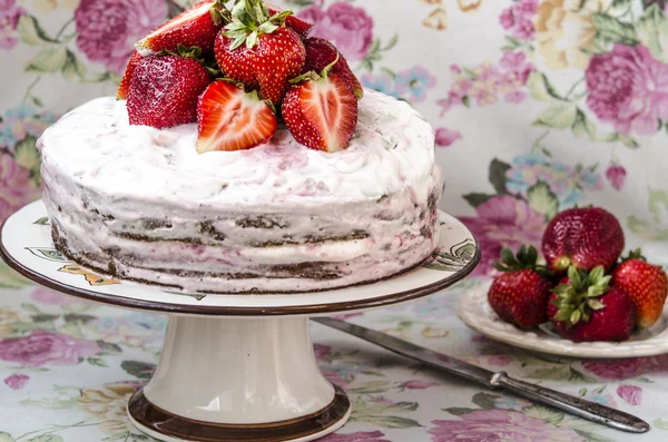 Pastel con crema y fresas —  Fotos de Stock