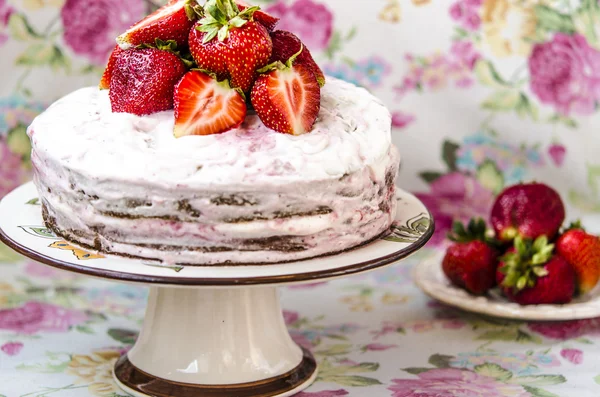 Pastel con crema y fresas —  Fotos de Stock