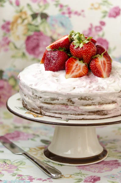 Kuchen mit Sahne und Erdbeeren — Stockfoto