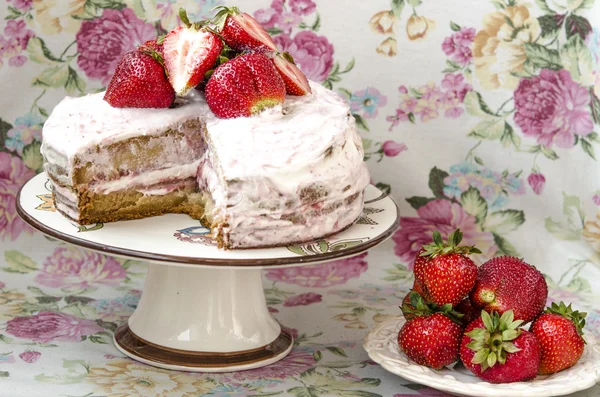 Kuchen mit Sahne und Erdbeeren — Stockfoto