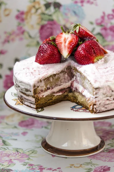 Torta con panna e fragole — Foto Stock