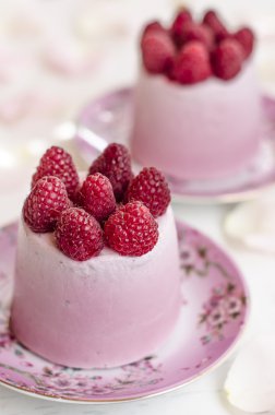 Ahududu ve antep fıstığı ile Ahududu Ice cream