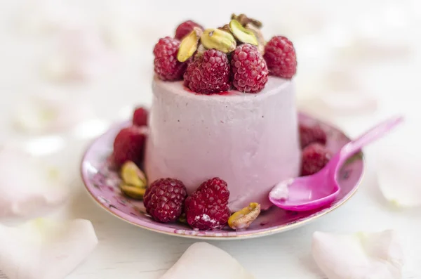 Helado de frambuesa con frambuesa y pistachos — Foto de Stock