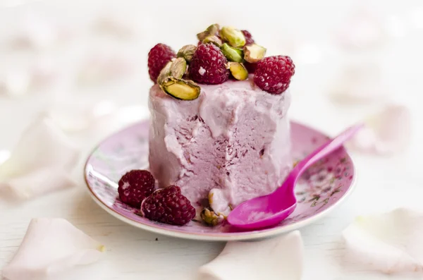 Helado de frambuesa con frambuesa y pistachos — Foto de Stock