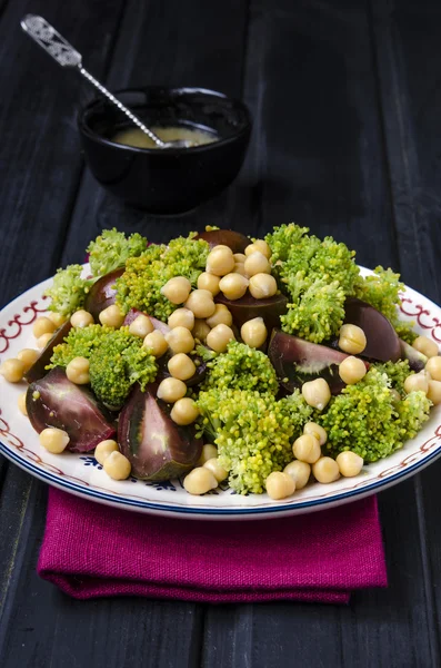 Insalata con ceci pomodori e broccoli — Foto Stock