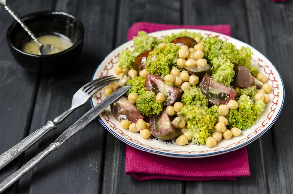 Salade met kikkererwten tomaten en broccoli — Stockfoto