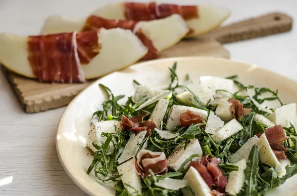 Italiensk sallad med melon skinka och rucola — Stockfoto