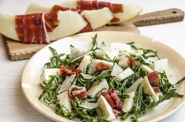 Итальянский салат с ветчиной и рукколой — стоковое фото