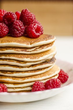 Sosu ve ahududu ile gözleme