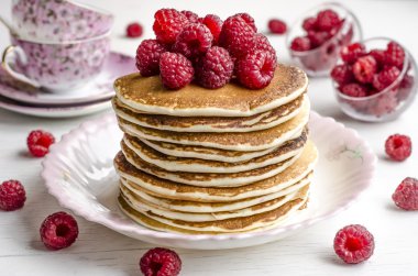 Sosu ve ahududu ile gözleme