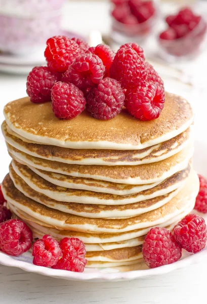 Pannkaka med sås och hallon — Stockfoto