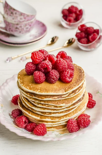 Pannkaka med sås och hallon — Stockfoto