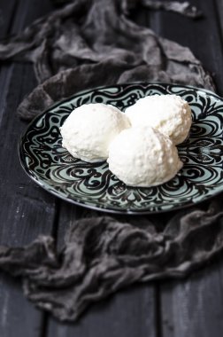 siyah susam dondurma ve ahududu ile pirinç