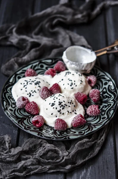 Arroz con helado de sésamo negro y frambuesas —  Fotos de Stock