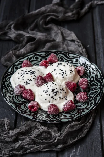 Arroz con helado de sésamo negro y frambuesas —  Fotos de Stock