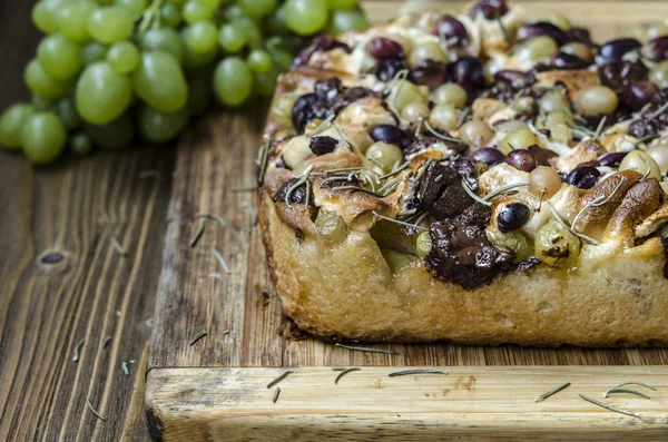 Pastel con chocolate y uvas de malvavisco — Foto de Stock