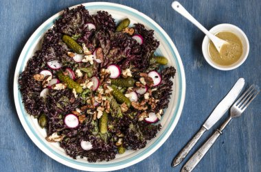 Turp turşu ve fındık ile marul salatası