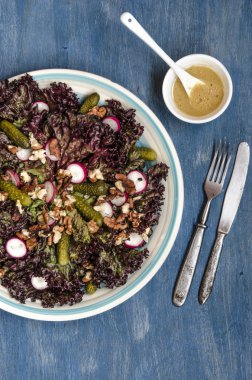 Turp turşu ve fındık ile marul salatası