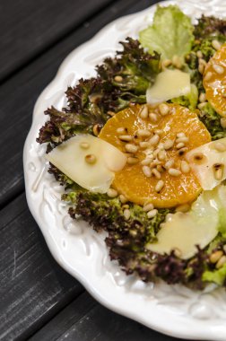 Turuncu çam fıstığı ve Parmesan salatası