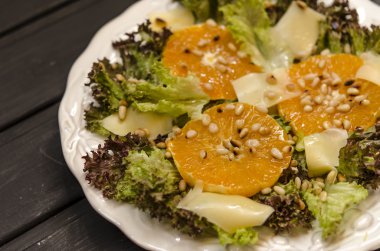 Turuncu çam fıstığı ve Parmesan salatası