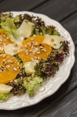 Turuncu çam fıstığı ve Parmesan salatası