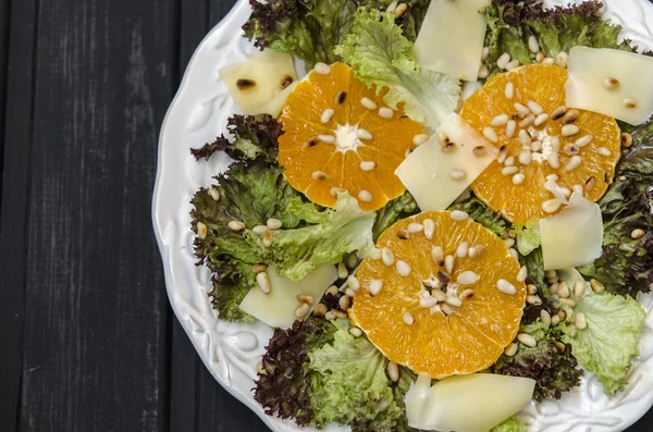 Салат с апельсиновыми сосновыми орехами и пармезан — стоковое фото