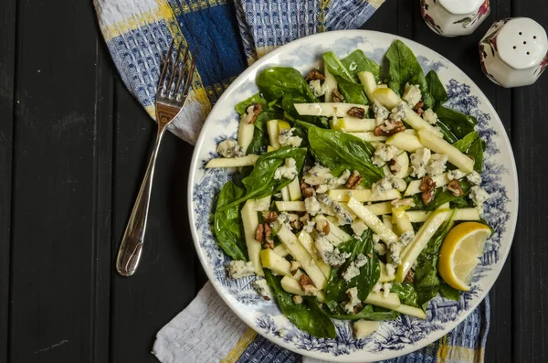Ispanak salatası elma mavi peynir ve ceviz