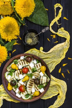 Kiraz domates ve beyaz ayçiçeği ile ızgara kabak salatası