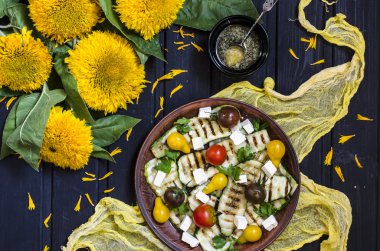 Kiraz domates ve beyaz ayçiçeği ile ızgara kabak salatası