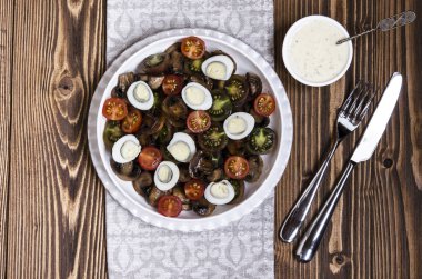 Salata domates mantar ve bıldırcın yumurtası mavi peynir sos ile