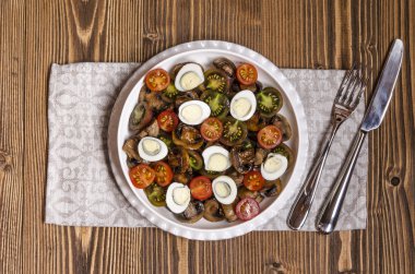 Salata domates mantar ve bıldırcın yumurtası mavi peynir sos ile